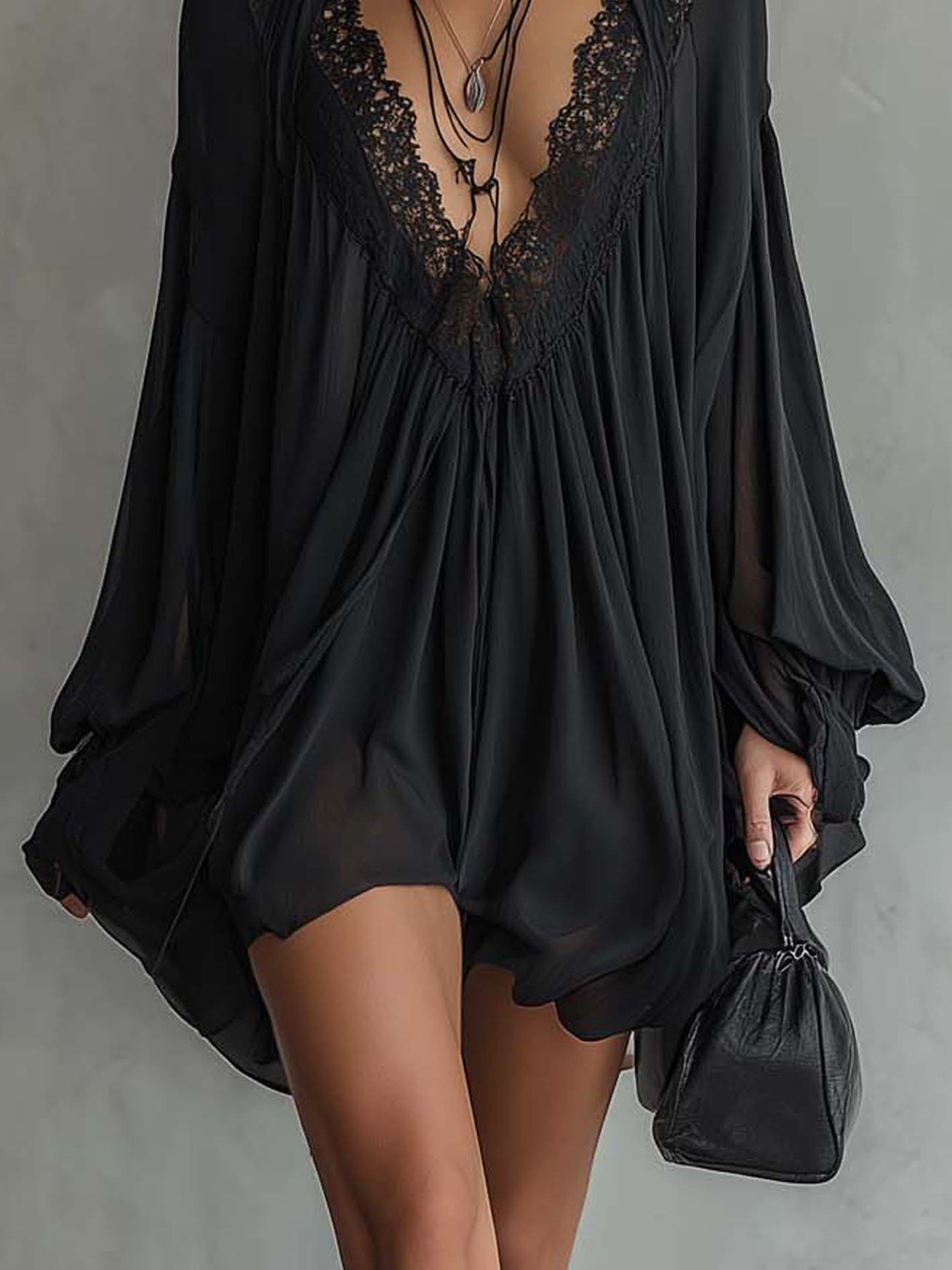 Vestido Mini de Gasa Negra con Escote Halter y Encaje