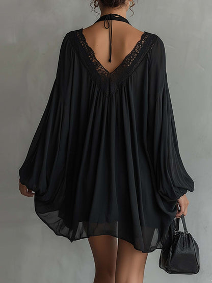 Vestido Mini de Gasa Negra con Escote Halter y Encaje